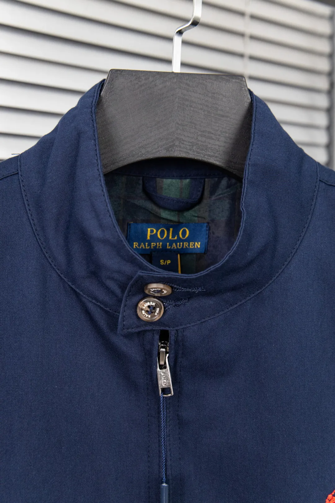 🅿️330 new model number: B129 Ralph Lauren's new 2024 classic old money style stand collar executive zipper jacket 1️⃣Selected from high-quality original developed pure cotton fabrics, with customized plaid lining inside, the overall wearing effect is very soft and comfortable, 2️⃣The workmanship details are perfectly controlled, the chest is exquisitely embroidered with small logos, and the dropped shoulders are made of splicing technology to create a unique design style that highlights your personality! The version is simple but not simple! 3️⃣ Complete with tag accessories, unisex design, and a very versatile jacket for men and women! Color: black, navy, khaki, green Size: S, M, L, XL